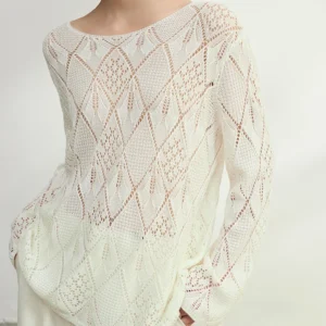 A one-neck hollowed-out knitted blouse for women's wear, a thin long-sleeved knitted blouse for early autumn, a women's sweater