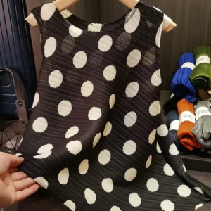 Polka dot pleated top for women's summer commuting, loose and irregular sleeveless T-shirt